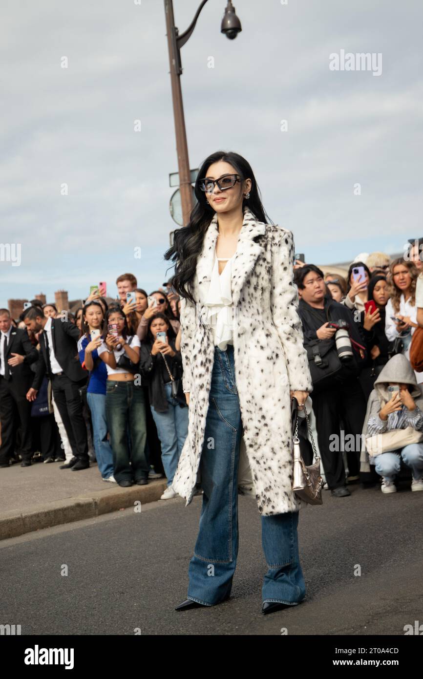 Street Style alla Paris Fashion Week del 28 settembre 2023 Foto Stock