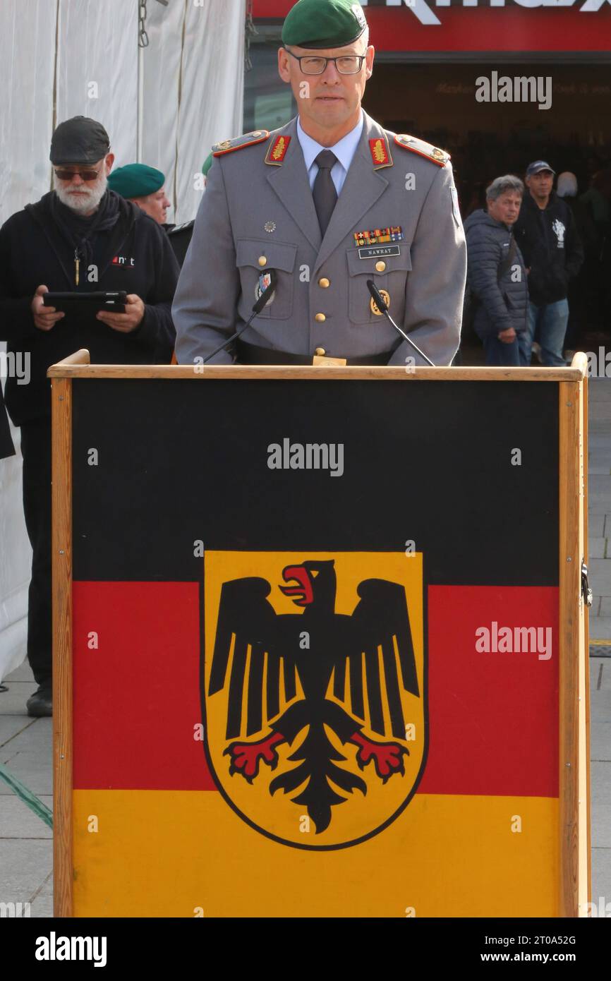 Blick am Mittwoch 04.10.2023 auf dem Marktplatz der Vier-Tore-Stadt Neubrandenburg Landkreis Mecklenburgische Seenplatte auf einen Rückkehrerappell mit der Ministerpräsidentin des Landes Mecklenburg Vorpommern Manuela Schwesig SPD. BEI dem Appell wurden am Nachmittag im Beisein der Regierungschefin sowie weiterer führender Politiker des Landes Soldaten der Panzergrenadierbrigade 41 feierlich begrüßt. Die Frauen und Männer waren in den letzten Monaten in Litauen stationiert, um dort die Ostflanke der NATO zu sichern. Hier im Bild Oberst Christian Nawrat, generale di brigata Panzergrenadierbrigad Foto Stock