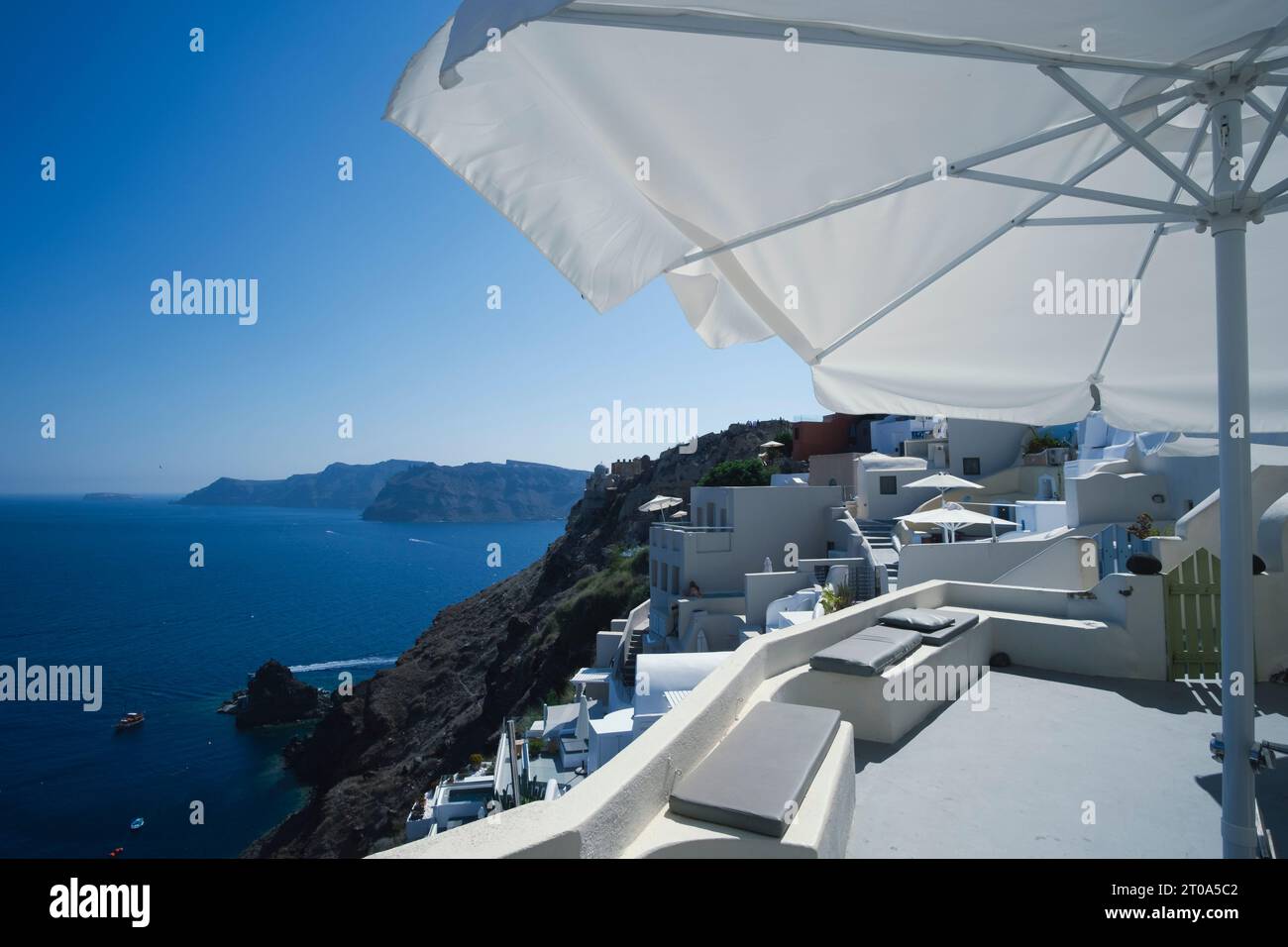 Appartamento con balcone in un lussuoso resort bianco con fantastiche vedute della costa dell'isola di Santorini Foto Stock