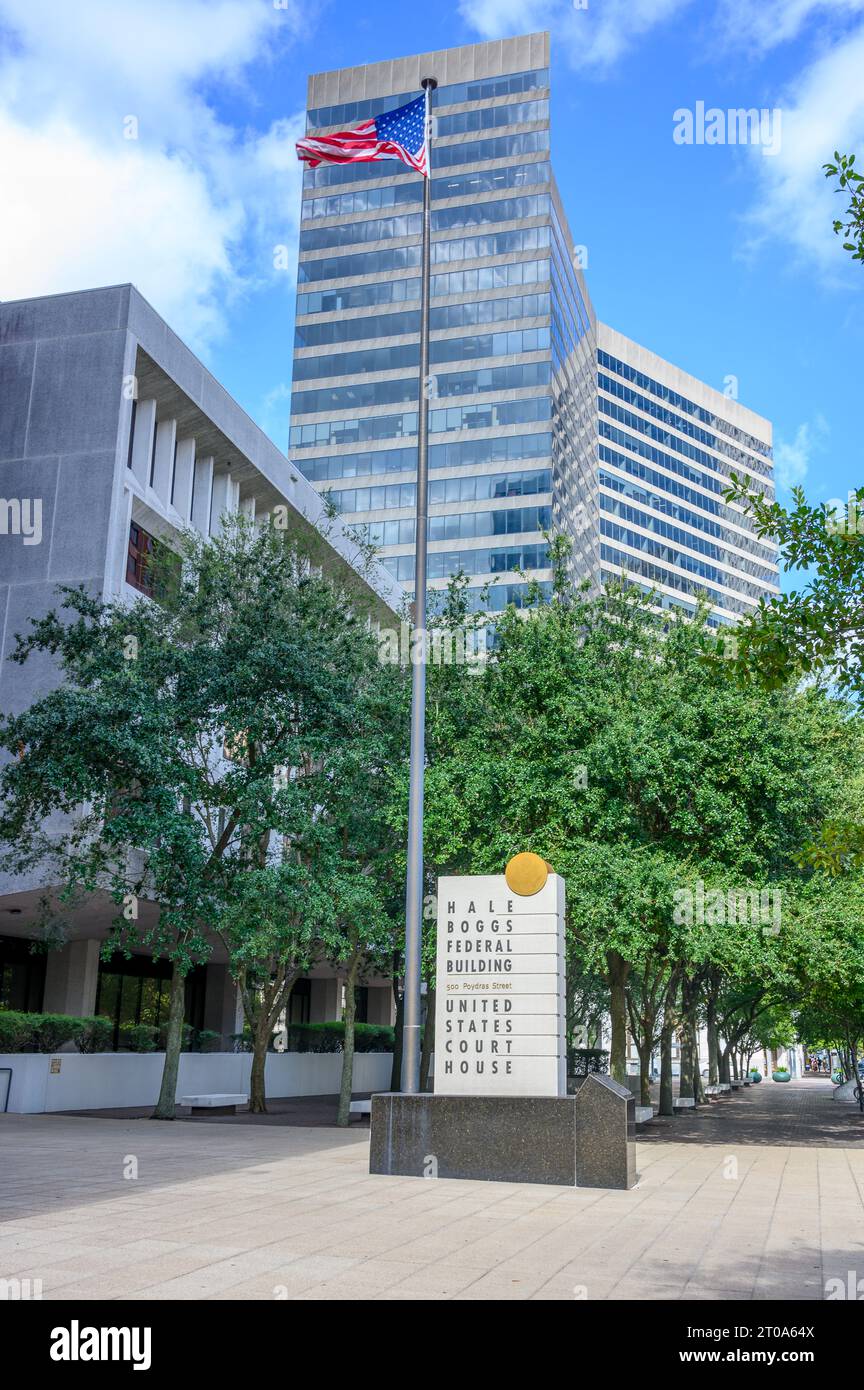 NEW ORLEANS, LOUISIANA, USA - 22 AGOSTO 2023: Insegna e edifici Hale Boggs Federal Building e United States Court House su Poydras Street nel centro città Foto Stock
