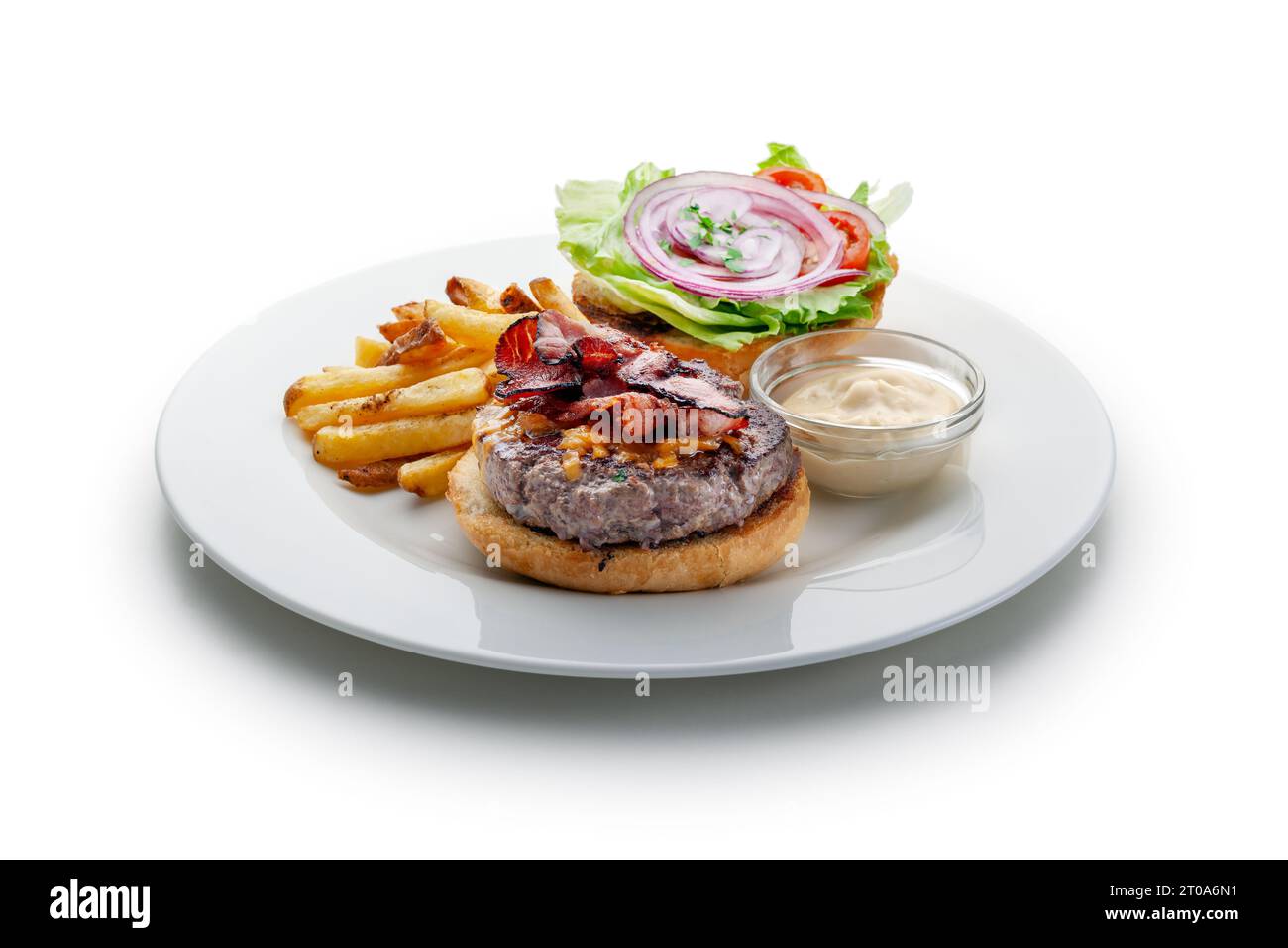 Hamburger con pancetta, verdure, formaggio, condimento con patatine fritte Foto Stock