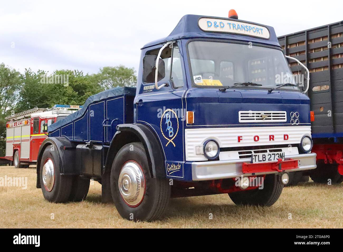 Ford serie D 1973 D2417 Classic commerciale equipaggiata con un motore diesel Perkins completamente restaurato nella livrea del trasporto D&D e battezzata Gertrude. Foto Stock