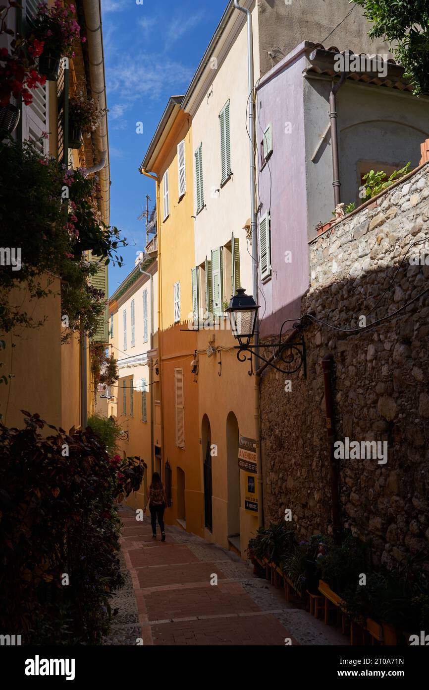 Mentone, Francia – 8 agosto 2023 - strade strette nella città vecchia di Mentone in una splendida giornata estiva Foto Stock