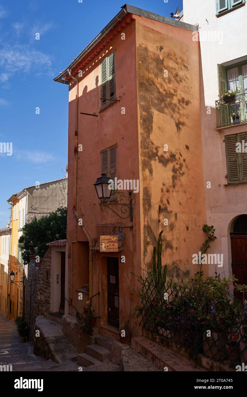 Mentone, Francia – 8 agosto 2023 - strade strette nella città vecchia di Mentone in una splendida giornata estiva Foto Stock