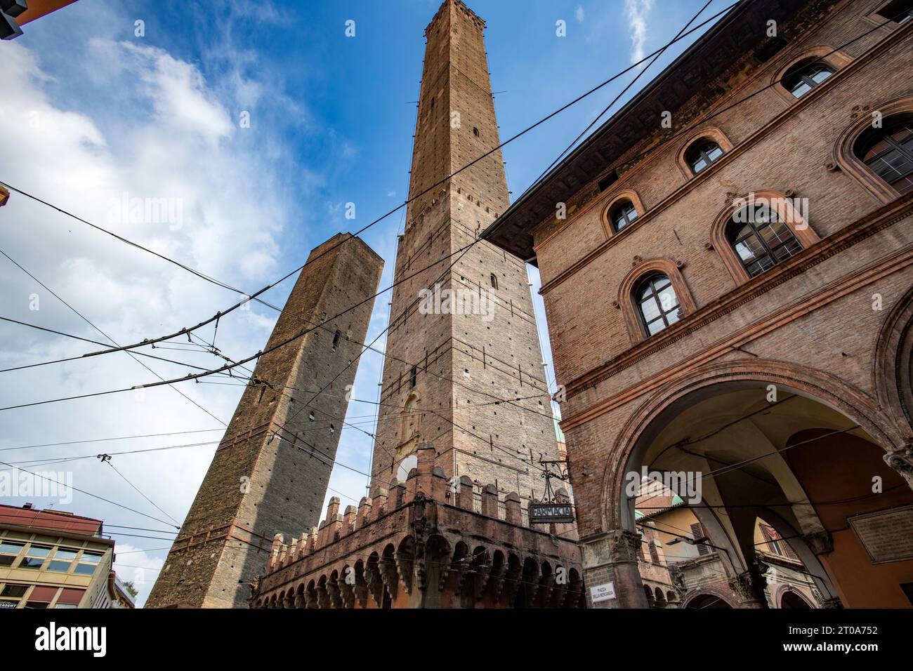 Bologna in Emilia-Romagna nel Nord Italia settembre 2023 le due Torri. Le due Torri, entrambe inclinate, sono simboli di Bologna, i Foto Stock