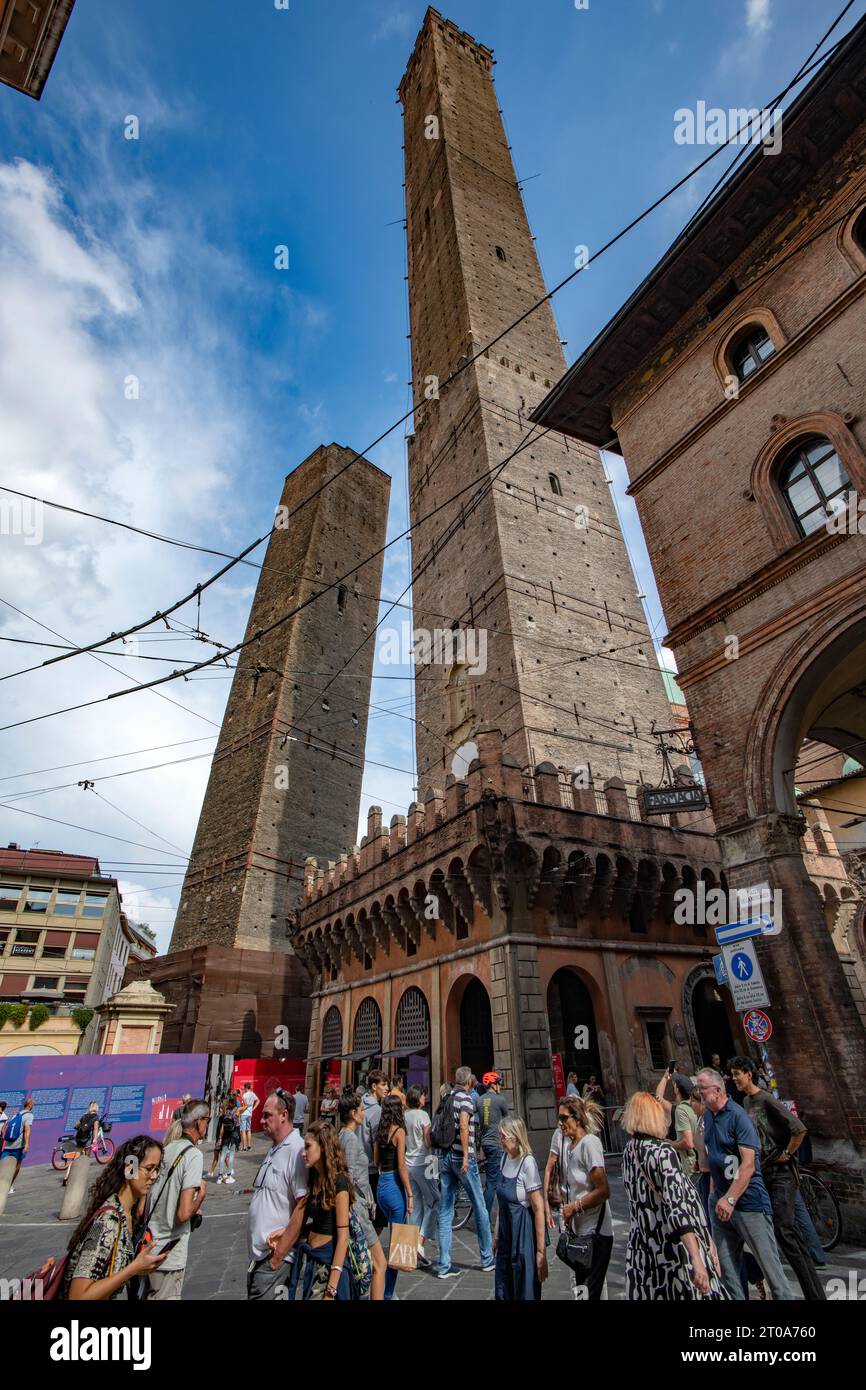 Bologna in Emilia-Romagna nel Nord Italia settembre 2023 le due Torri. Le due Torri, entrambe inclinate, sono simboli di Bologna, i Foto Stock