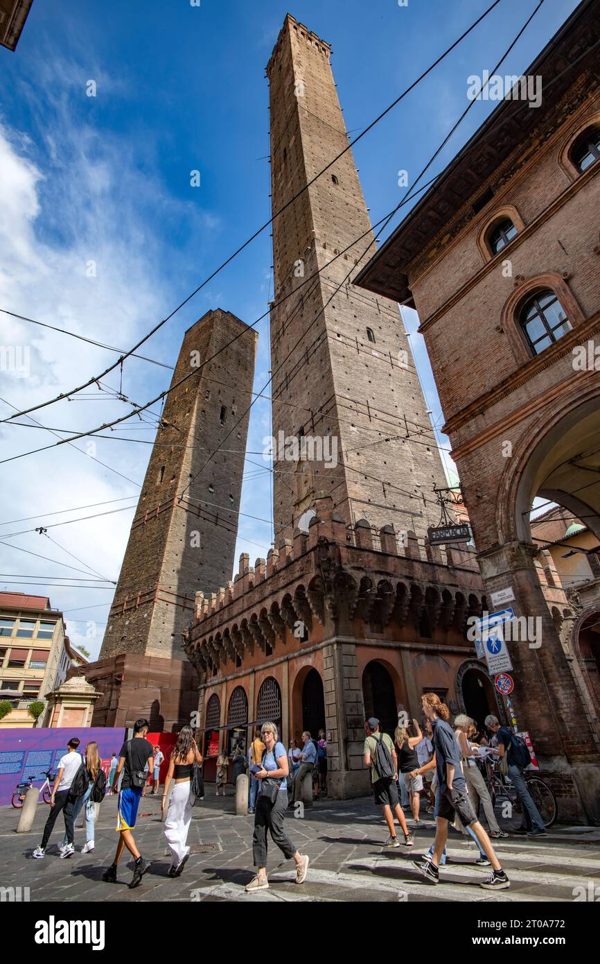 Bologna in Emilia-Romagna nel Nord Italia settembre 2023 le due Torri. Le due Torri, entrambe inclinate, sono simboli di Bologna, i Foto Stock