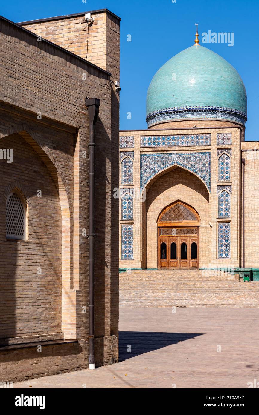Tashkent, Uzbekistan-11 agosto 2023: Veduta del complesso Hazrati Imam durante una giornata di sole. Il complesso è una piazza che include una serie di sepolture religiose Foto Stock