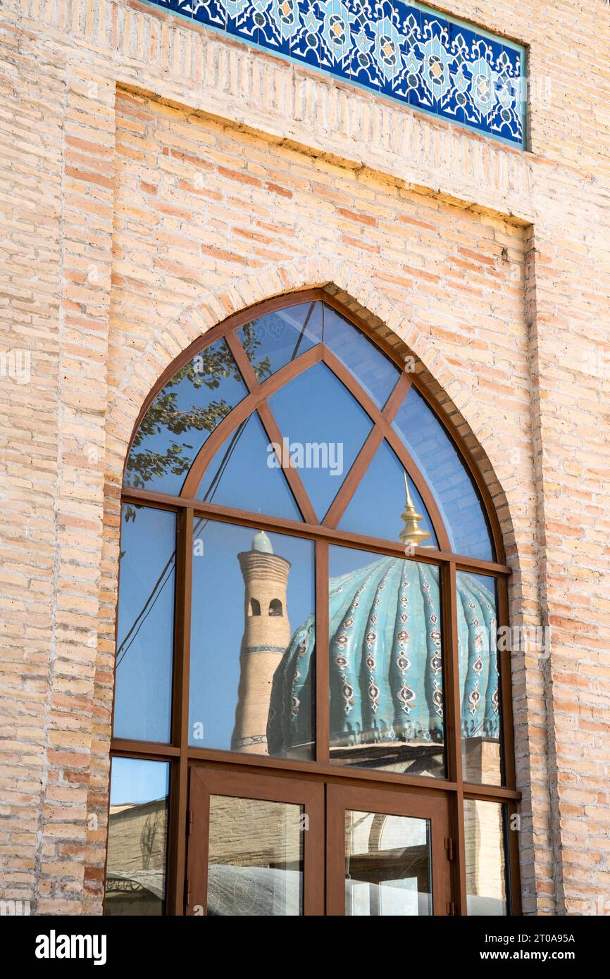 Tashkent, Uzbekistan-11 agosto 2023: Veduta del riflesso del complesso Hazrati Imam durante una giornata di sole. Il complesso è una piazza che include una serie di reli Foto Stock