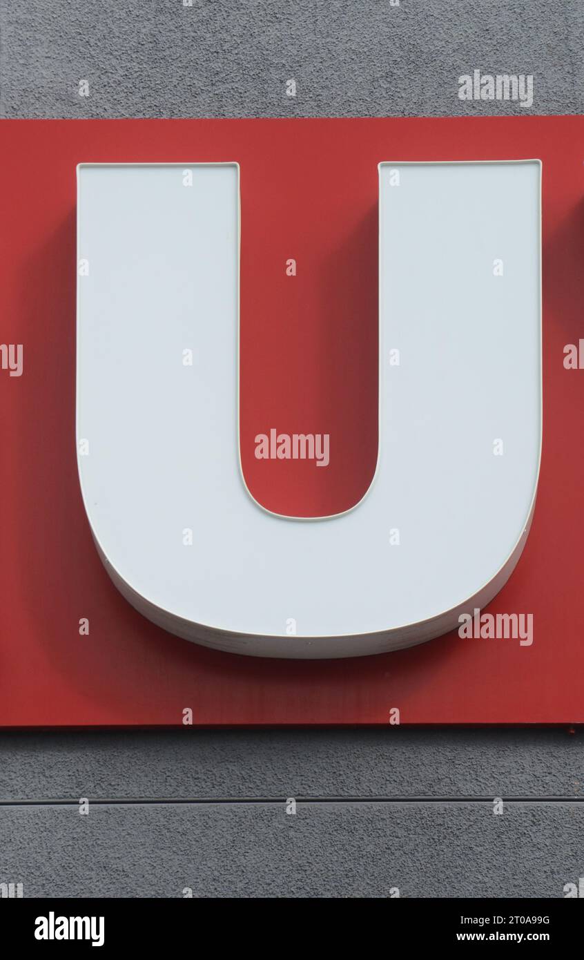 Lettera U bianca in rilievo su sfondo rosso, aggiungendo profondità, stile e meanng utilizzando questo carattere. Foto Stock