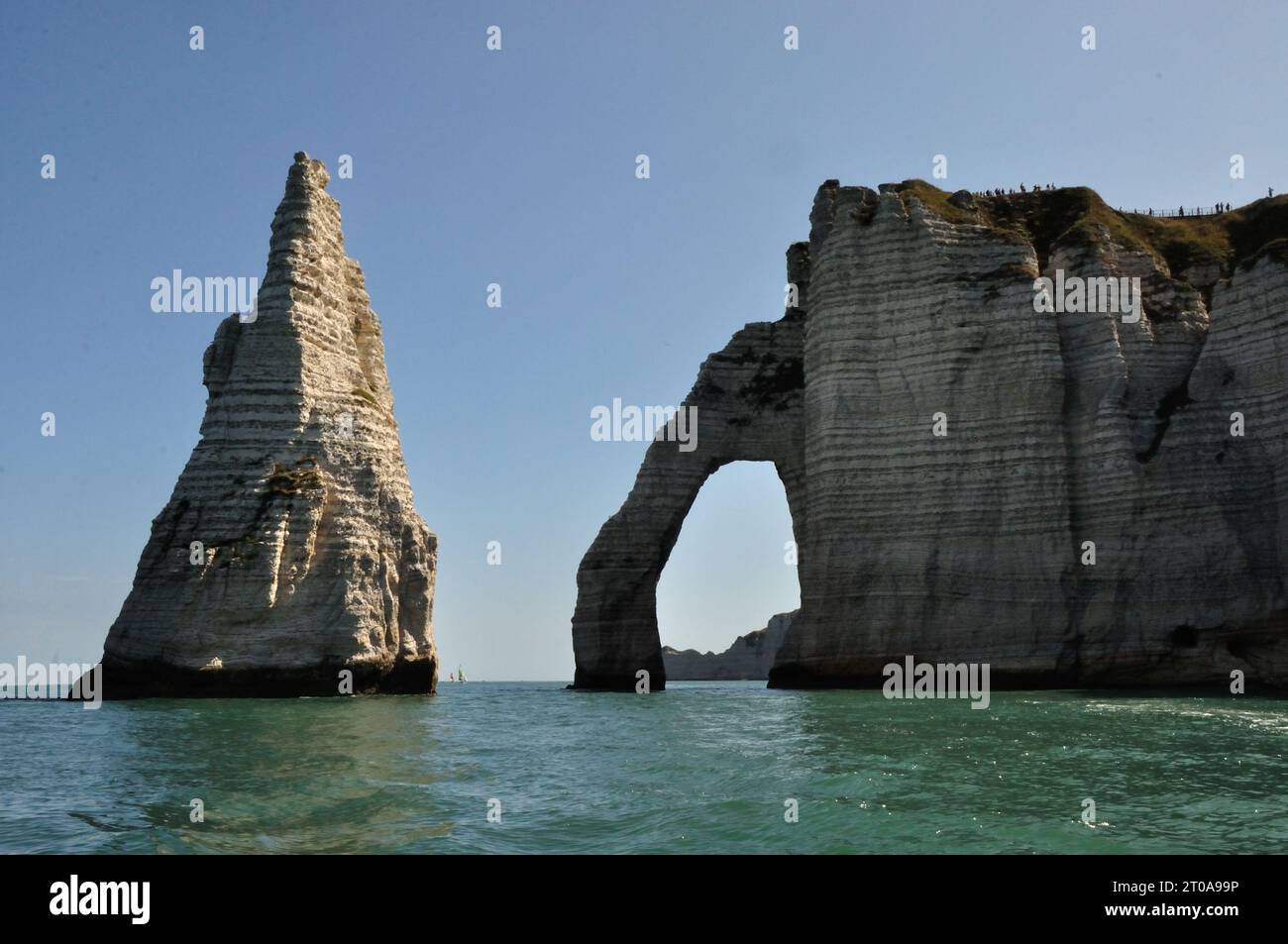 Die Kreidefelsen von Étretat in Frankreich haben schon Künstler wie Claude Monet fasziniert. Auch heute bilden SIE an der Küste der Normandie eine rom Foto Stock