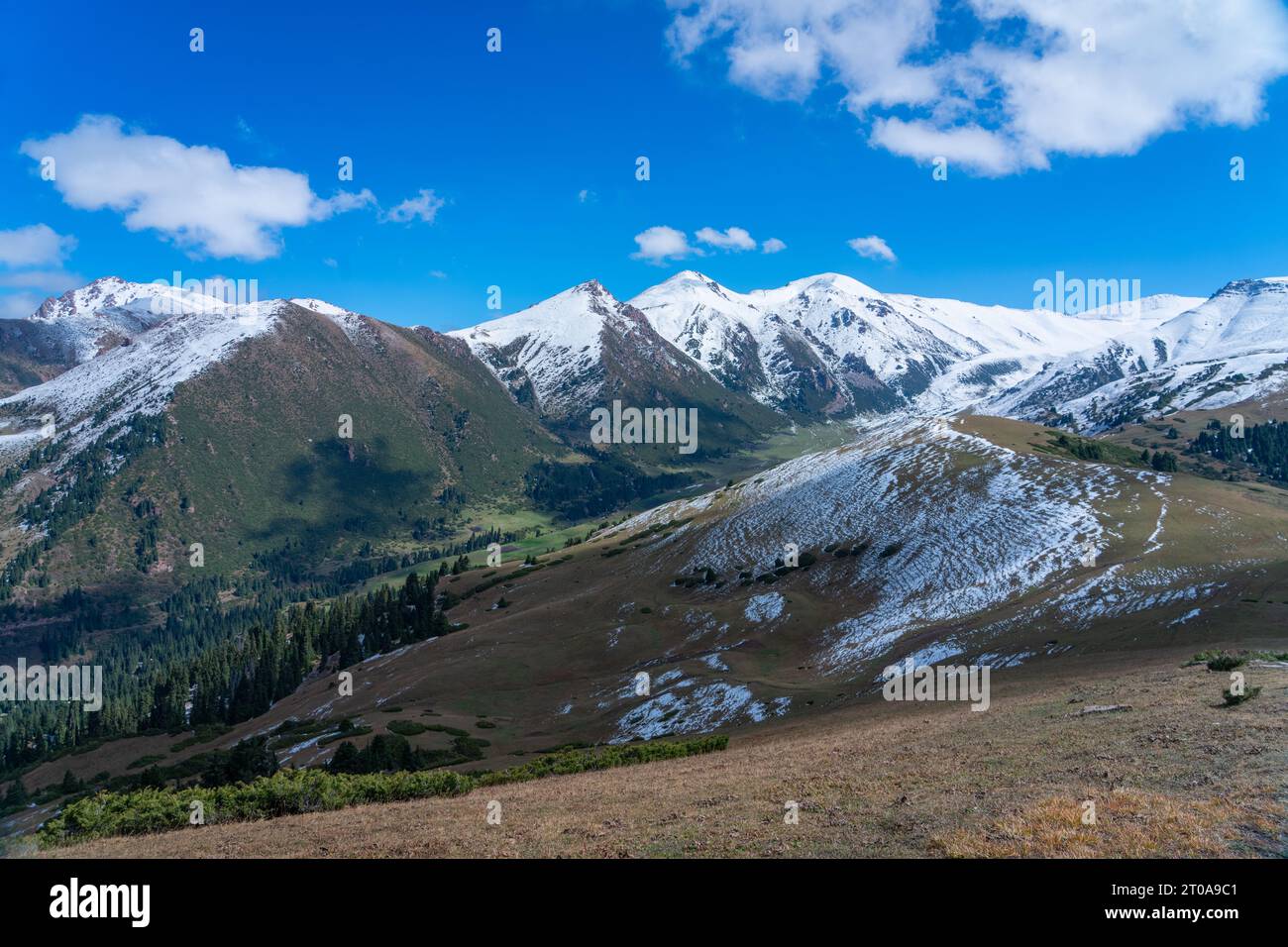 Montagne di Karakol , cime innevate della stazione sciistica di Karakol Foto Stock