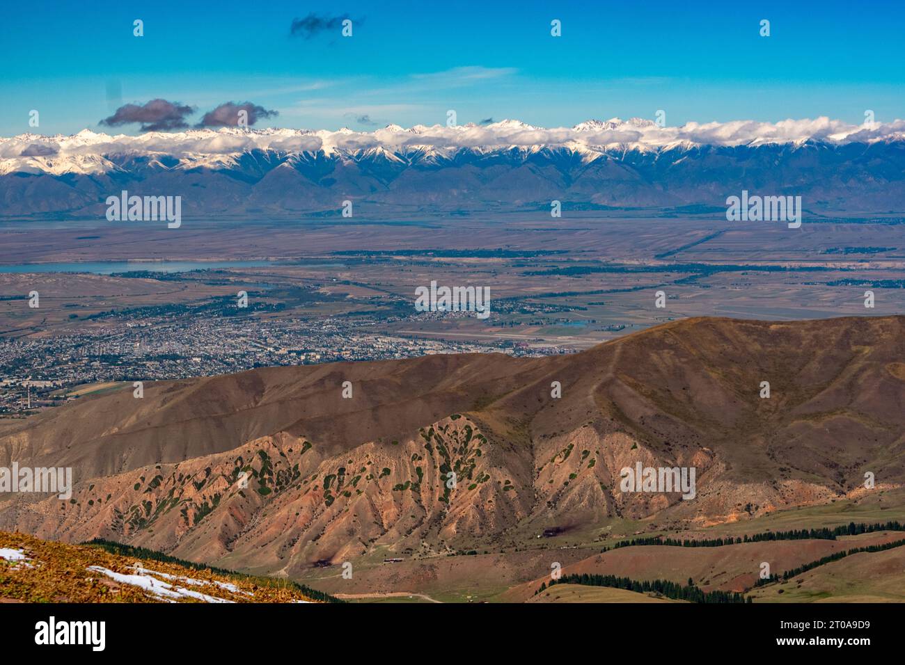 Montagne di Karakol , cime innevate della stazione sciistica di Karakol Foto Stock