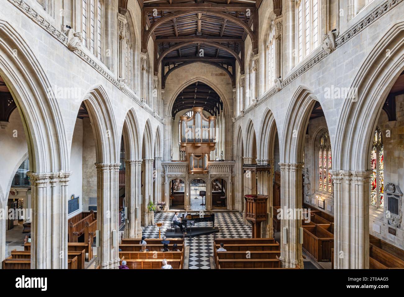 Oxford, Regno Unito - 18 maggio 2023: All'interno della chiesa universitaria di St Mary the Virgin, chiesa inglese di Oxford con una donna che suona il pianoforte durante il c Foto Stock