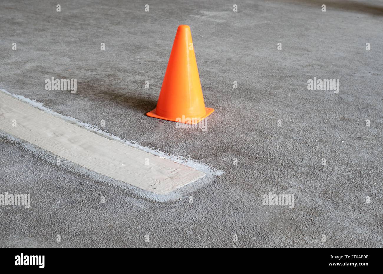 Riparazione di danni alla strada con primer. Rappezzatura della carreggiata per riparare la perdita al soffietto di livello. Vista in prospettiva della sezione riparata con prod. Di polimetilmetacrilato Foto Stock