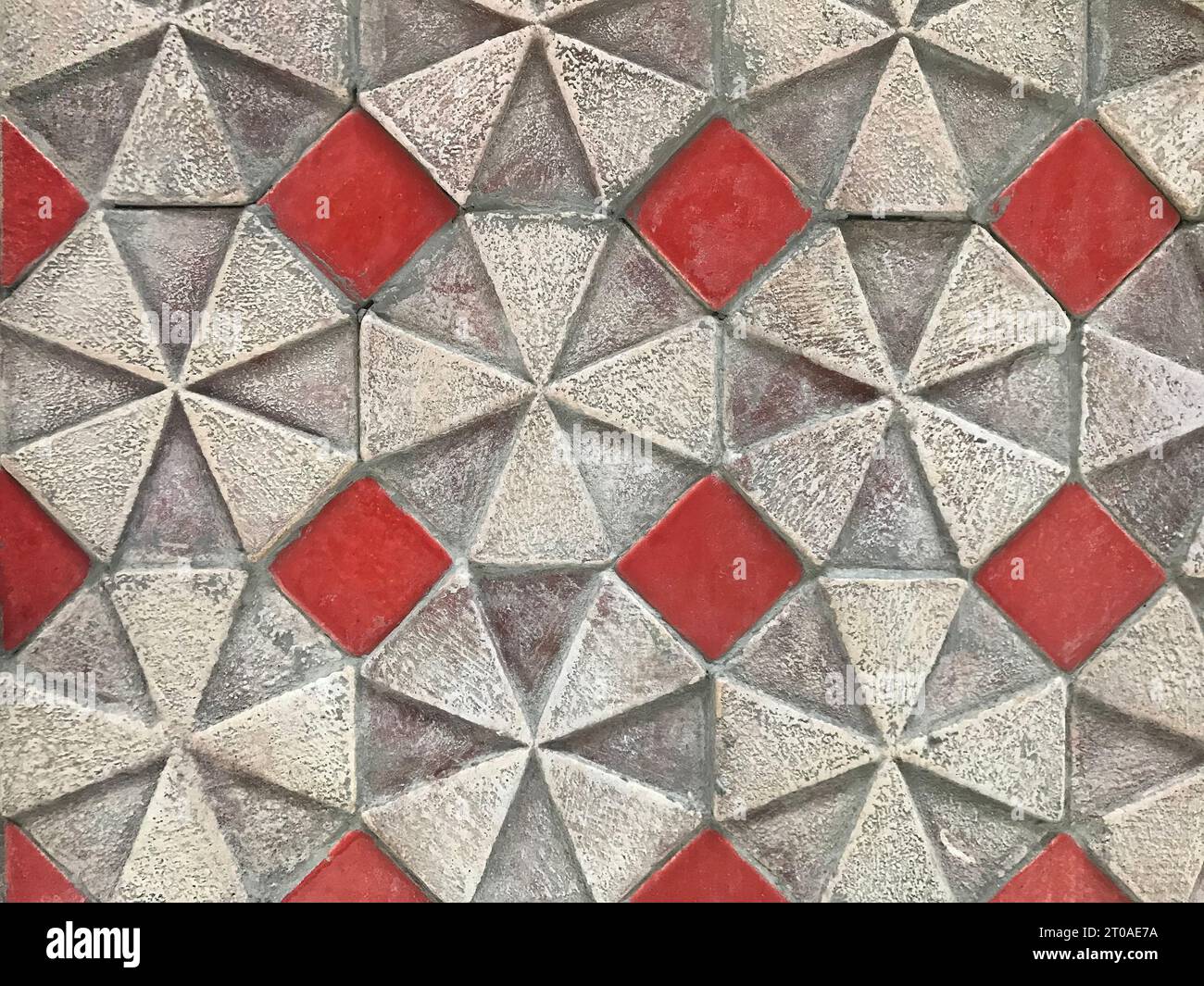 Piastrelle in ceramica testurizzata 3D con motivo a ombrello, motivo crociato, croce, colore rosso e bianco e forme geometriche moderne. Foto Stock
