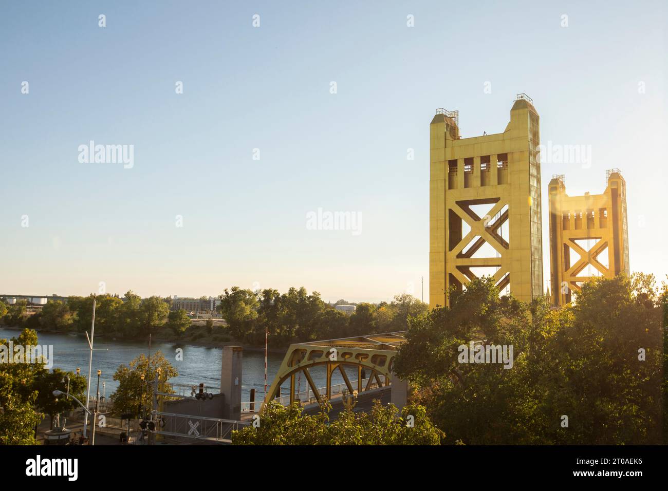Vista al tramonto sullo storico Tower Bridge del 1935 nel centro storico di Sacramento, California, Stati Uniti. Foto Stock