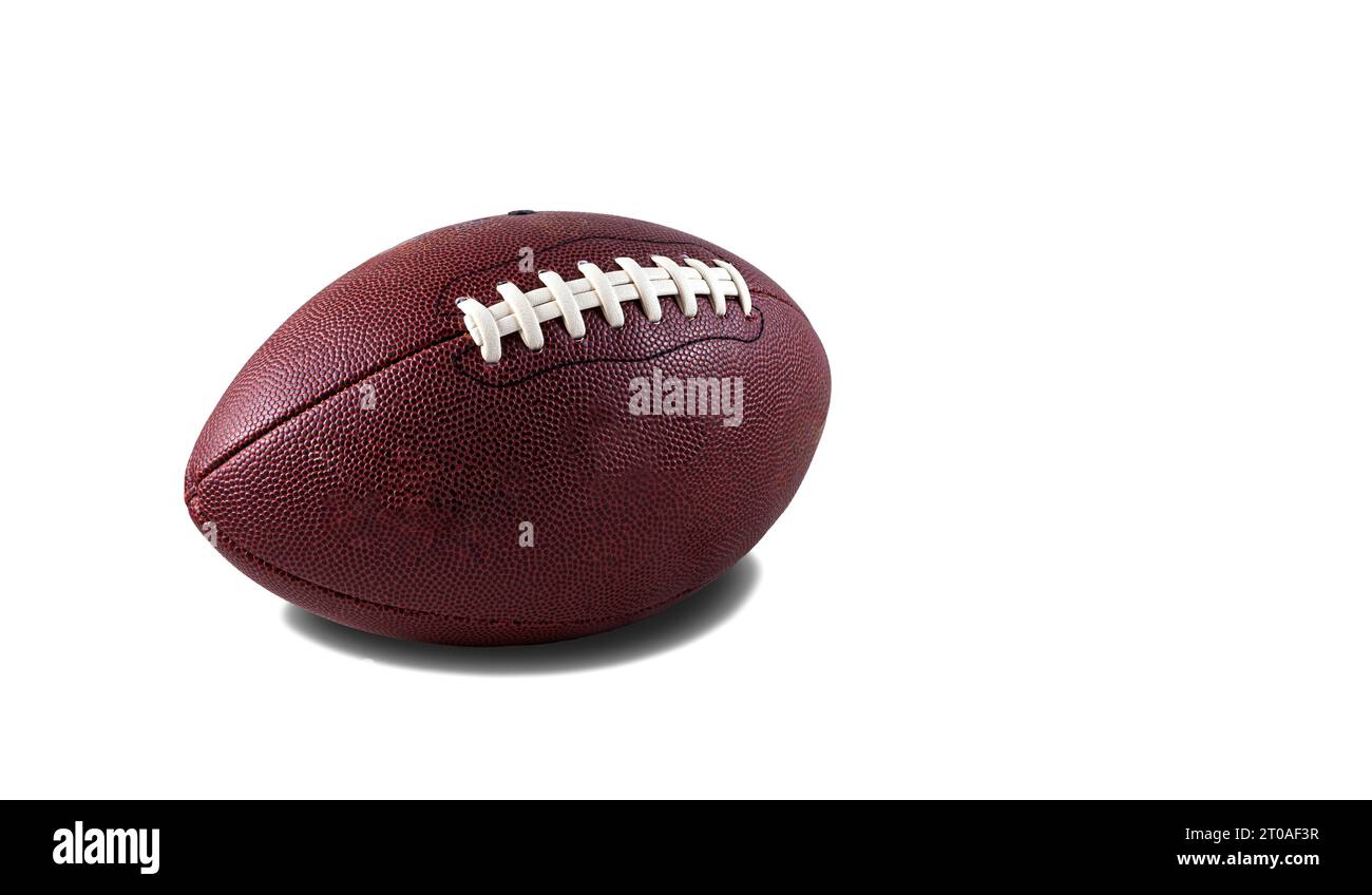 Pallina da football americano marrone con corde bianche isolate su bianco con ombra. Foto Stock
