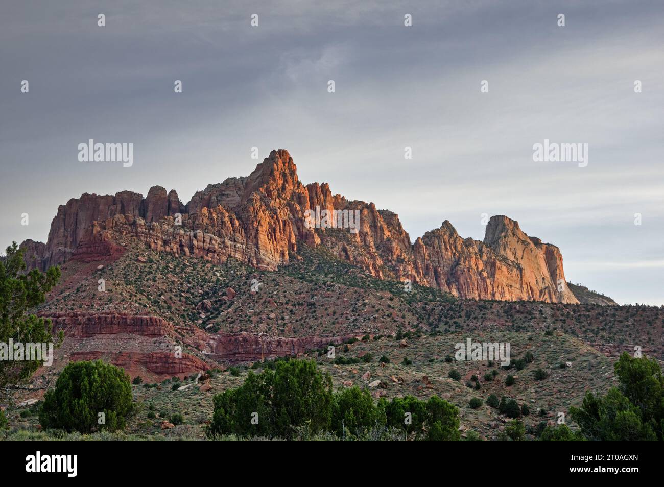 Monte Kinesava e montagne del Tempio Occidentale nel Parco Nazionale di Zion nello Utah Foto Stock