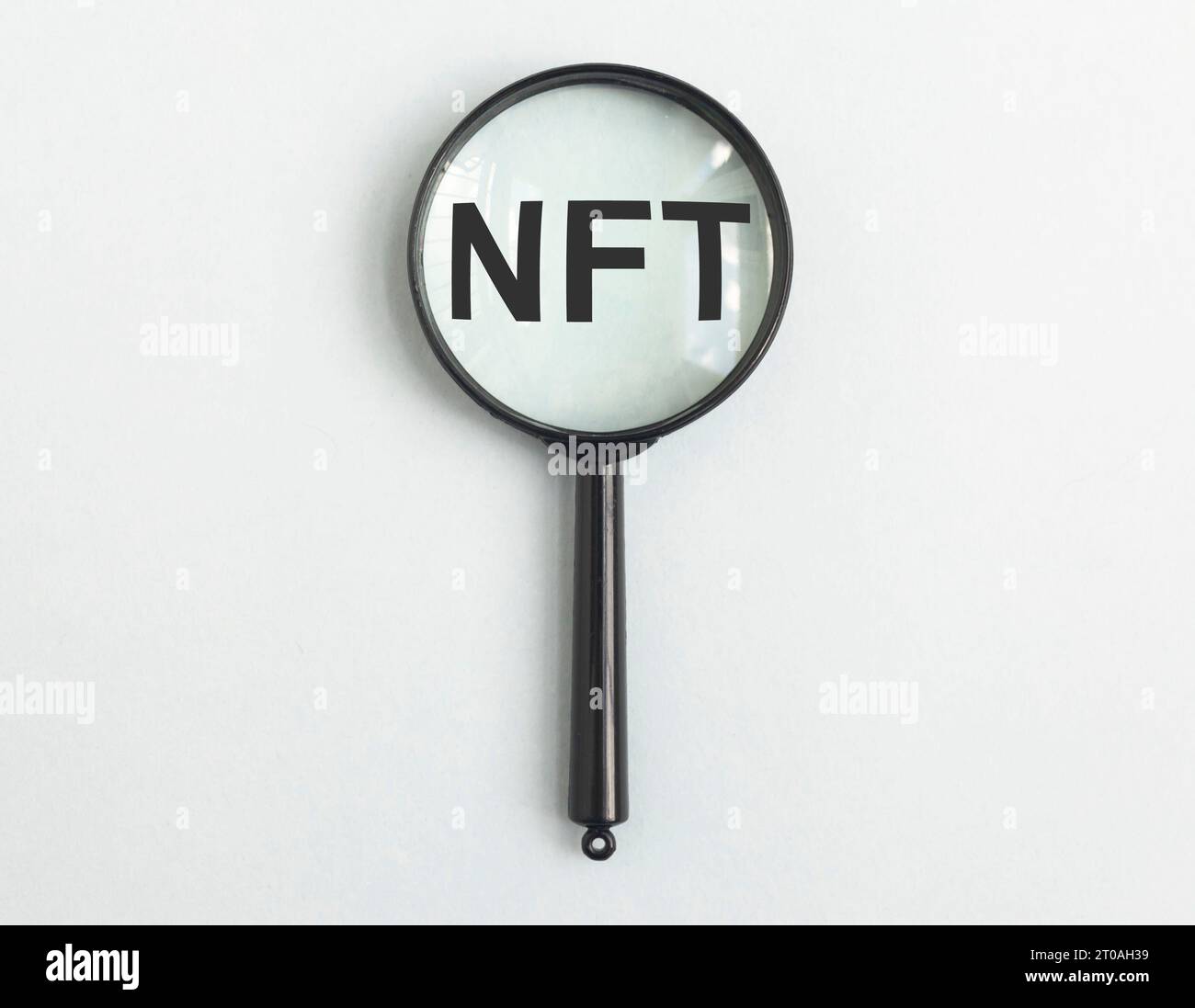 NFT, token Word non fungibile tramite lente di ingrandimento Foto Stock