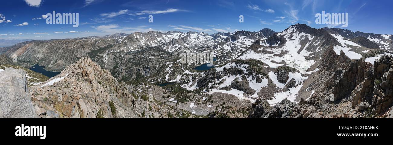 panorama da una cresta di montagna che si affaccia sul bacino del lago Sabrina nelle montagne della Sierra Nevada in California Foto Stock