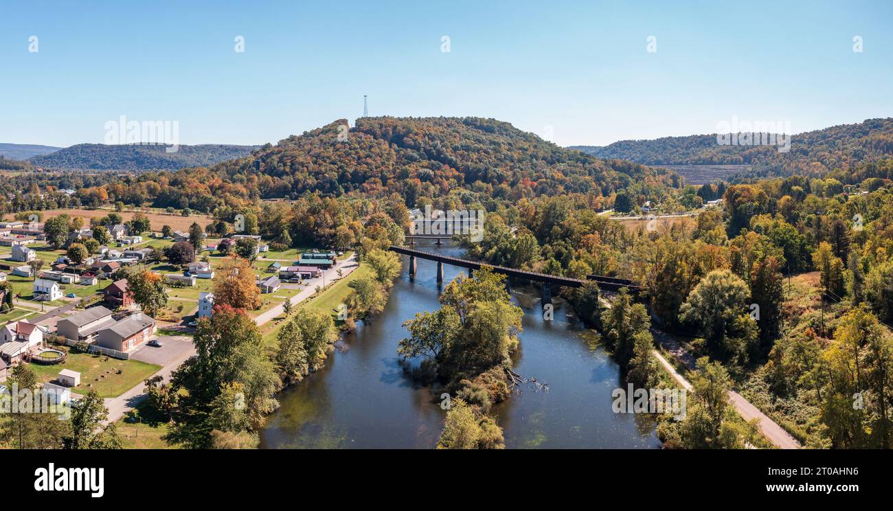 Panorama aereo della piccola città di Confluence, nella contea di Somerset, in Pennsylvania, con colori autunnali su foglie e alberi Foto Stock