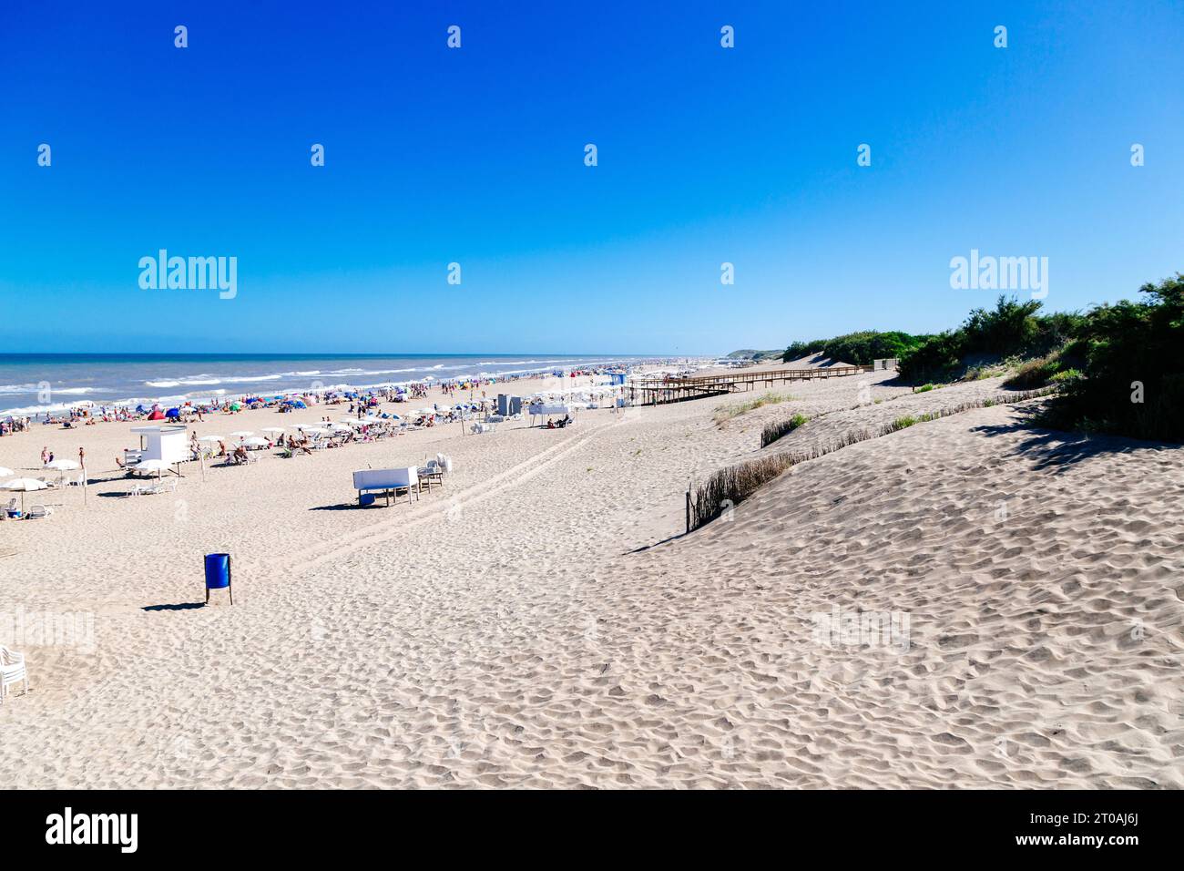 CARILO, BUENOS AIRES, ARGENTINA - 25 DICEMBRE 2017: Vista panoramica della spiaggia dalla cima della duna. Soleggiata giornata estiva sulla costa atlantica. Foto Stock