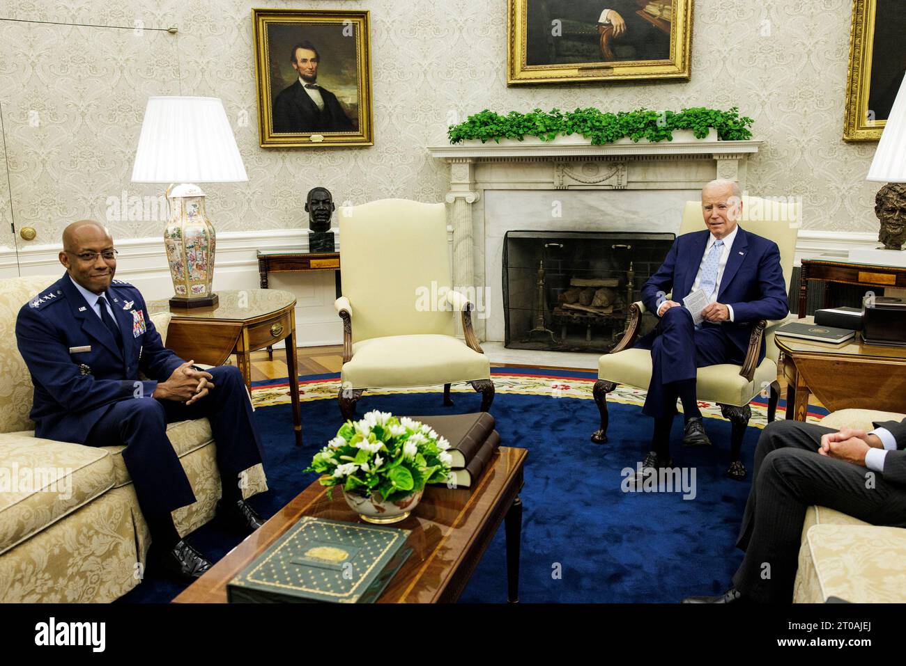 Washington, Stati Uniti. 5 ottobre 2023. Il presidente Joe Biden riceve un briefing dal presidente dei capi di stato maggiore congiunto Charles Brown Jr. Sull'Ucraina presso l'Ufficio ovale alla Casa Bianca di Washington DC giovedì 5 ottobre 2023. Foto di Samuel Corum/UPI Credit: UPI/Alamy Live News Foto Stock