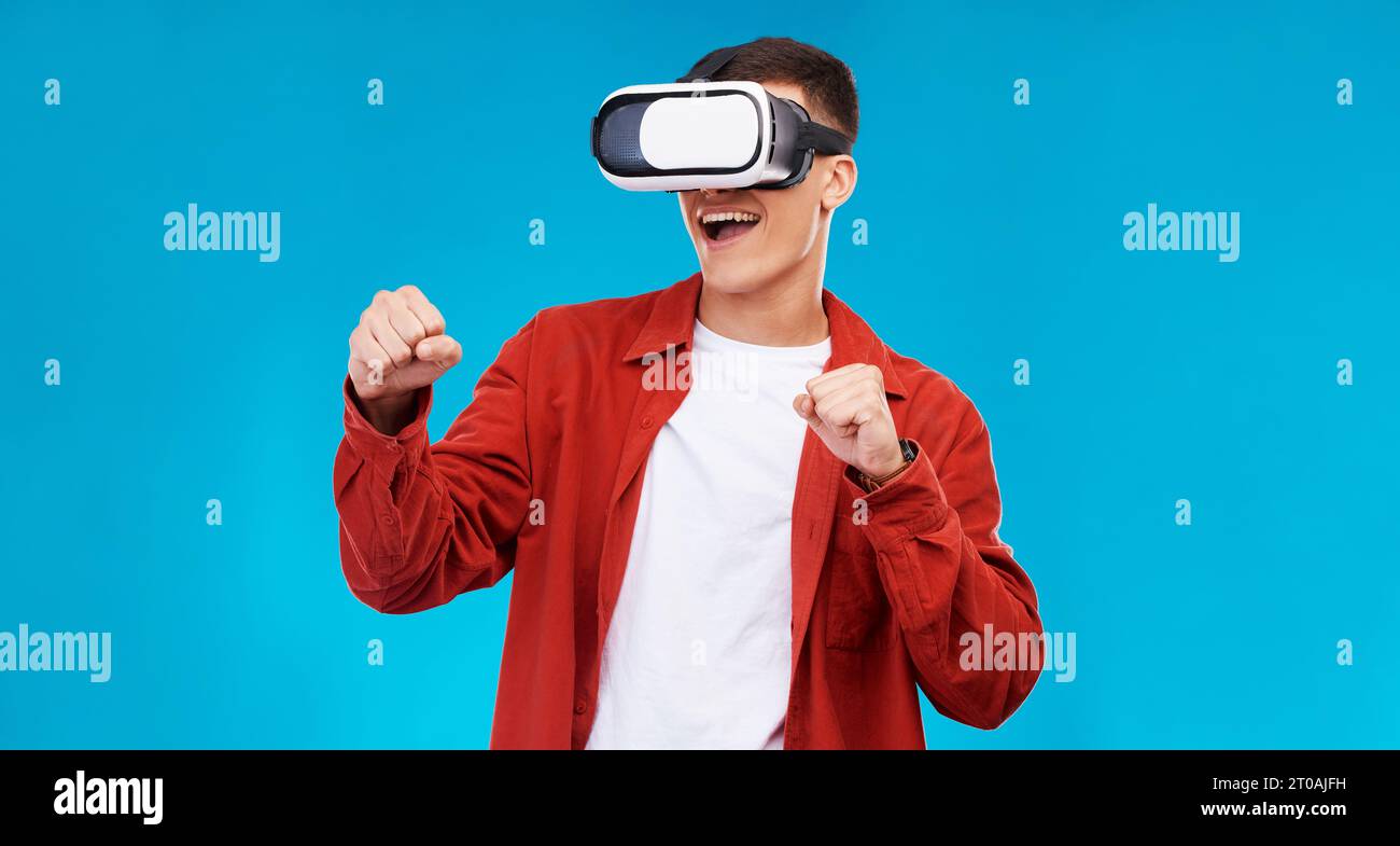 Uomo, realtà virtuale e boxe con giochi e metavasi, eSport e UX con software su sfondo blu. Futuristico, 3D e tecnologia con il digitale Foto Stock