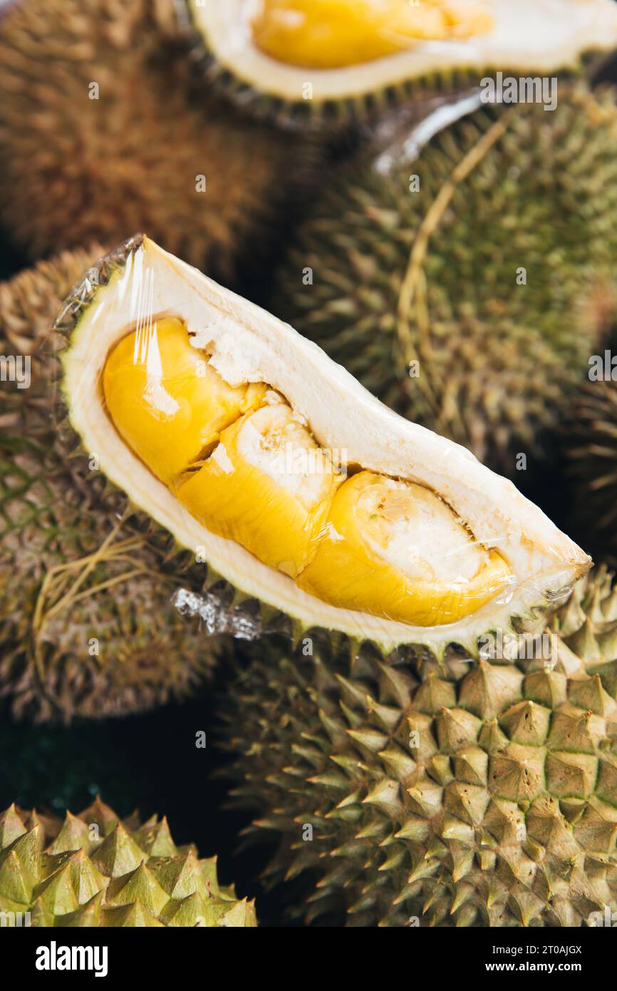 Assaporare il Re della frutta: Una seducente fetta di Mao Shan Wang Durian a Kuala Lumpur Chinatown, una delizia culinaria per gli amanti di Durian Foto Stock