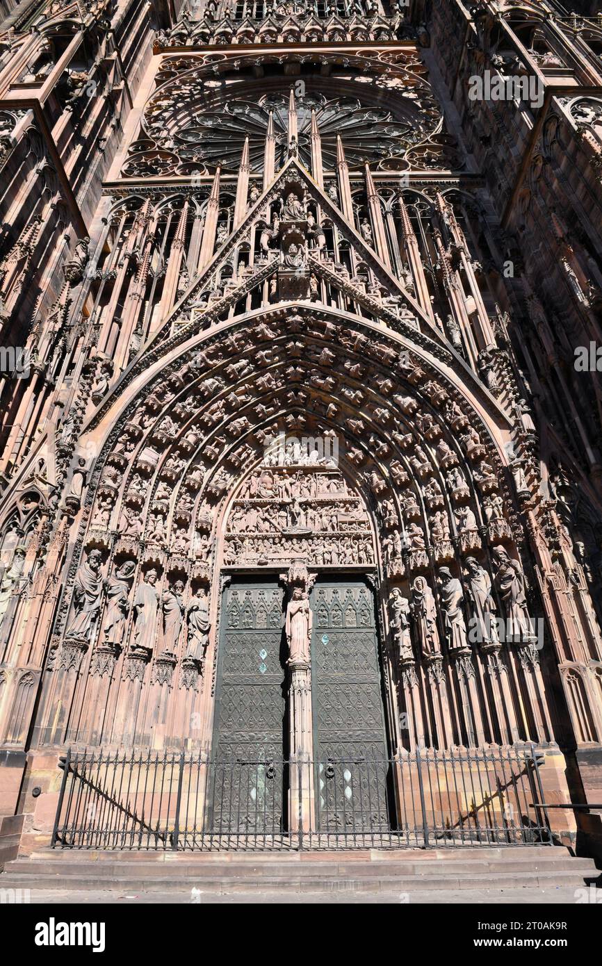 Strasburgo, Francia - settembre 2023: Porta d'ingresso in stile gotico con timpano della facciata ovest della famosa cattedrale di Strasburgo in Francia Foto Stock