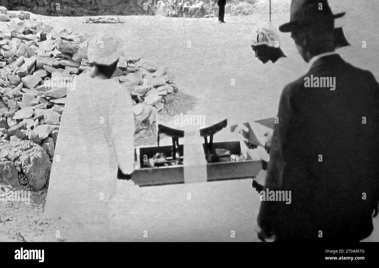 Howard Carter supervisionò i manufatti che furono rimossi dalla tomba di Tutankhamen, in Egitto, dopo la sua scoperta nel 1922 Foto Stock