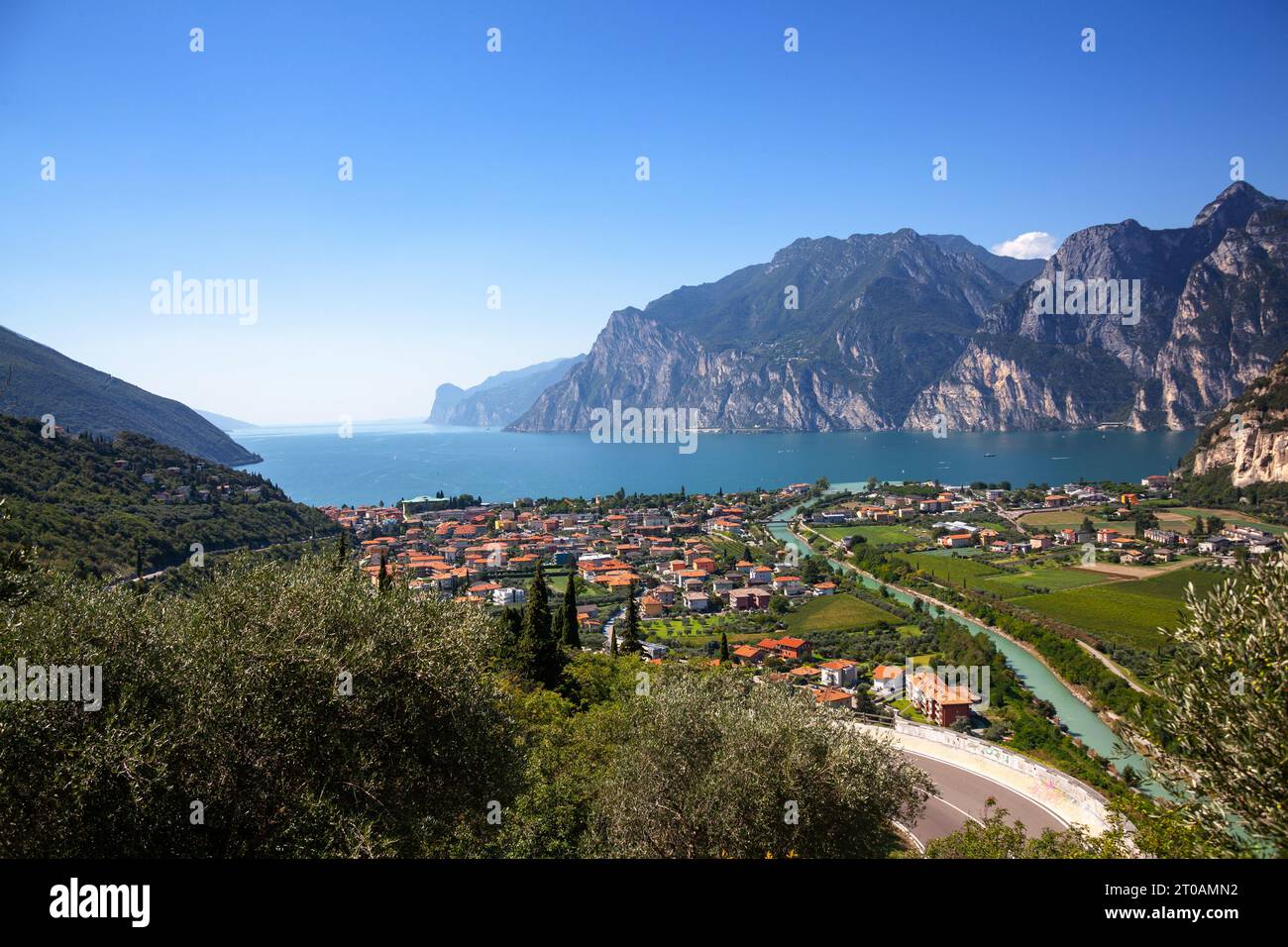 Vista panoramica dal lago di Garda, dalla città di Riva del Garda, Itlay Foto Stock