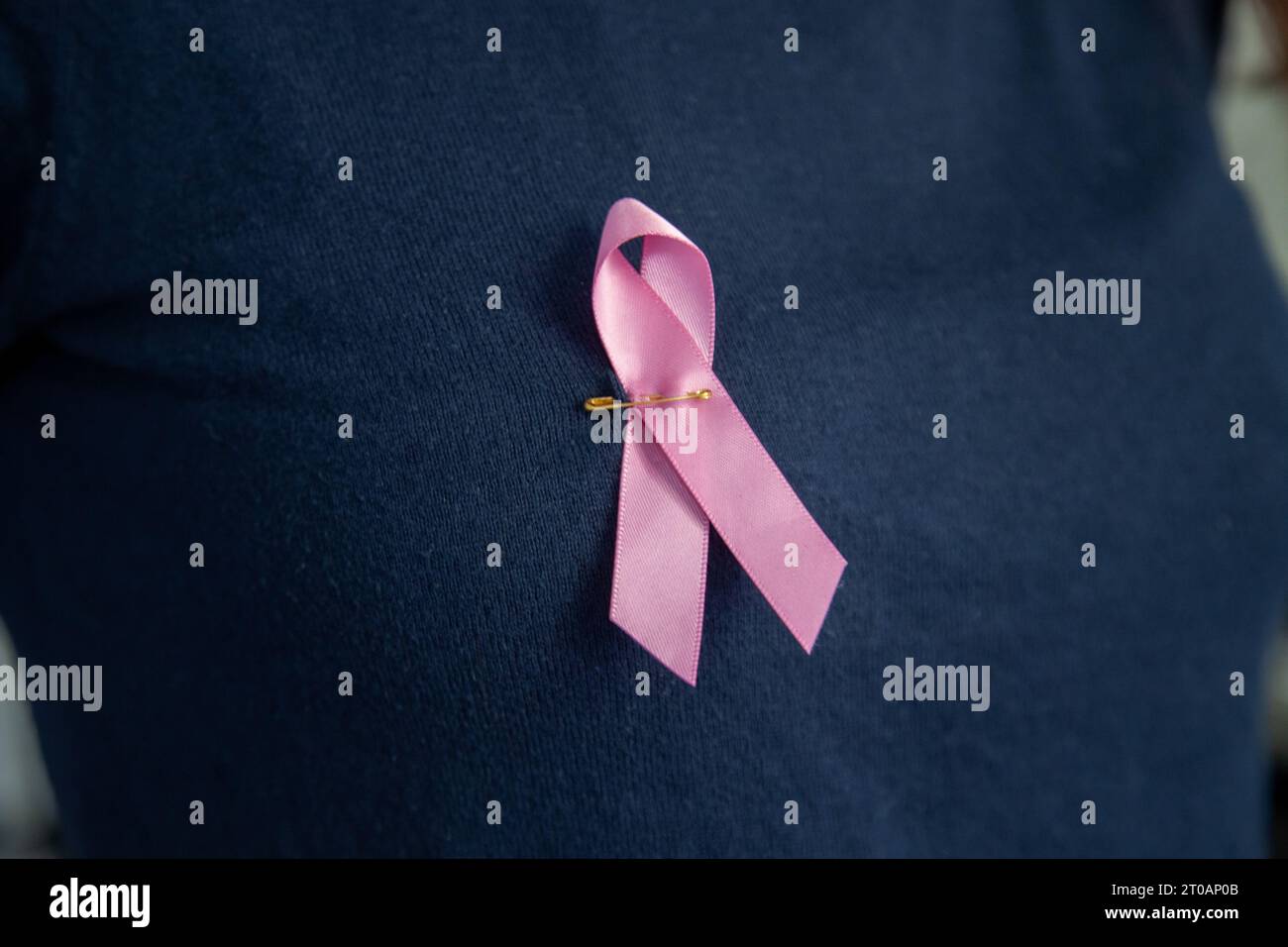 In onore di Pink October, un vivace nastro rosa, contro il cancro al seno. Foto Stock