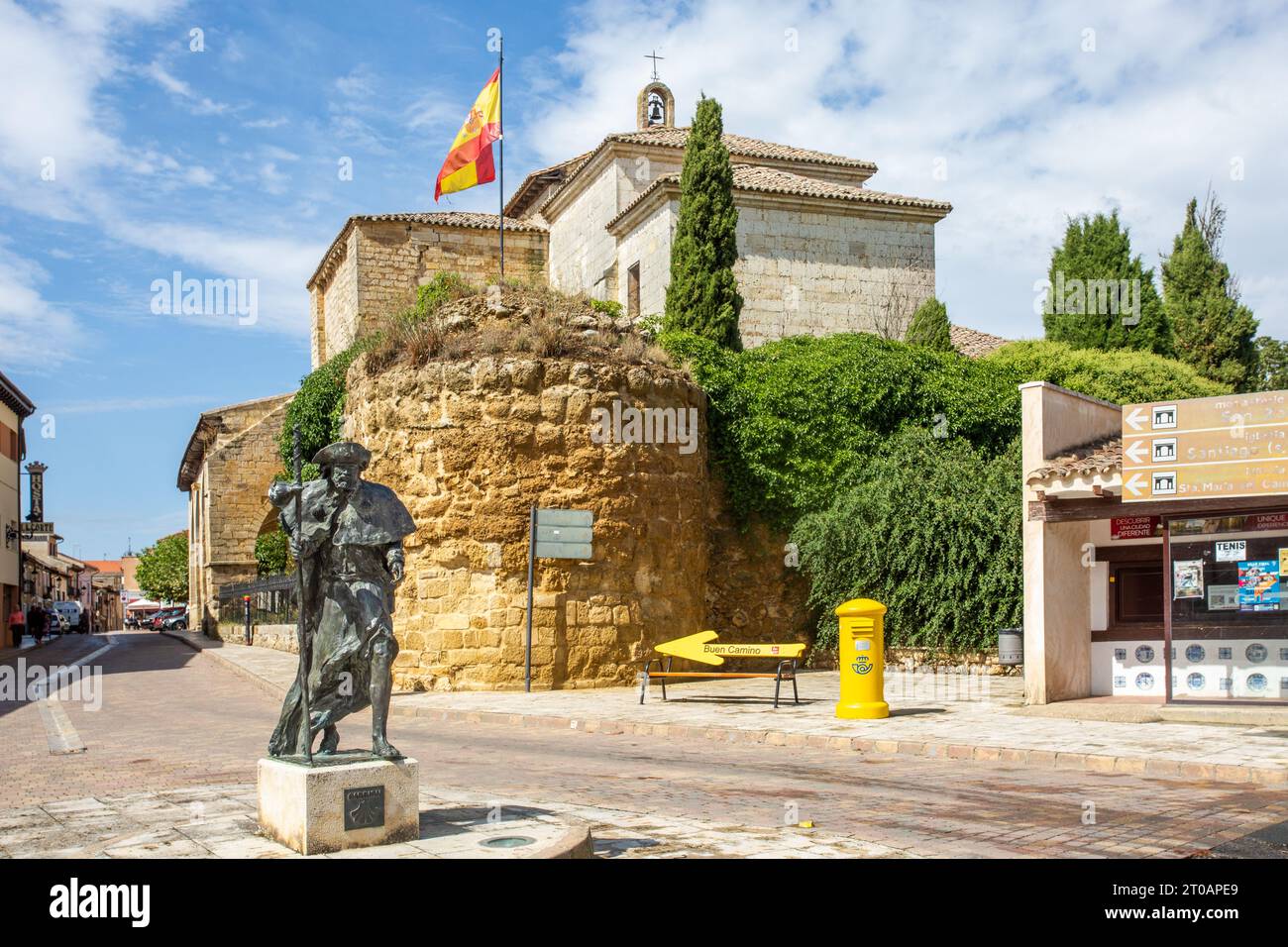 L'approccio alla città spagnola di Carrion per gli escursionisti che camminano lungo il cammino di Santiago, il cammino di San Giacomo, il sentiero a lunga distanza in Spagna Foto Stock