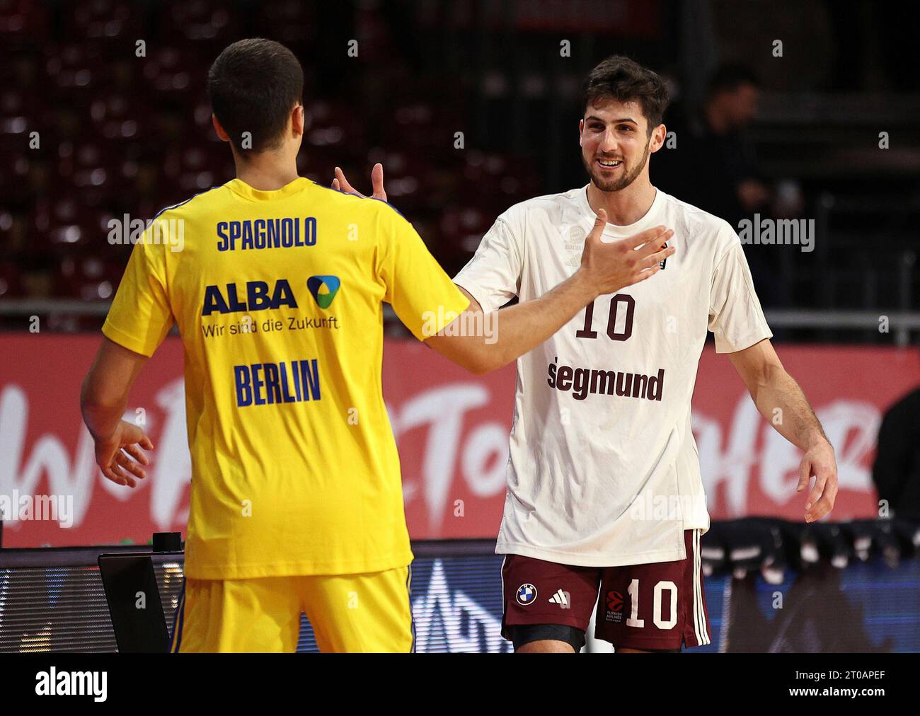 Matteo spagnolo (ALBA Berlin, n. 3) e Leandro Bolmaro (Bayern Basketball, n. 10) begrueßen sich. GER, FC Bayern Basketball vs. ALBA Berlin, EuroLeague, 1. Spieltag, Saison 2023/2024, 05.10.2023, foto: Eibner-Pressefoto/Marcel Engelbrecht Foto Stock