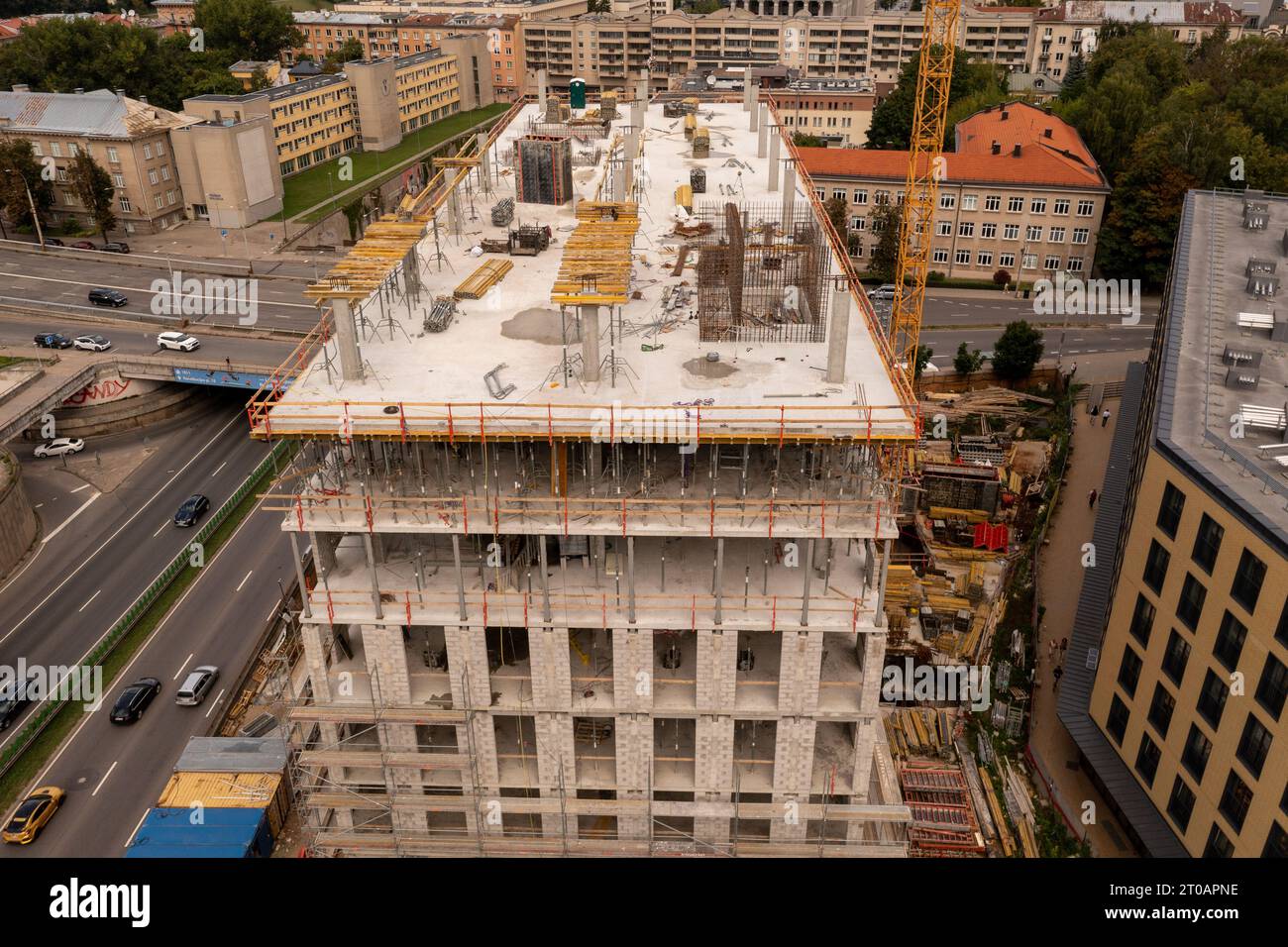 Fotografia con droni di edifici di alto livello e lavoratori edili al lavoro durante il giorno d'estate Foto Stock