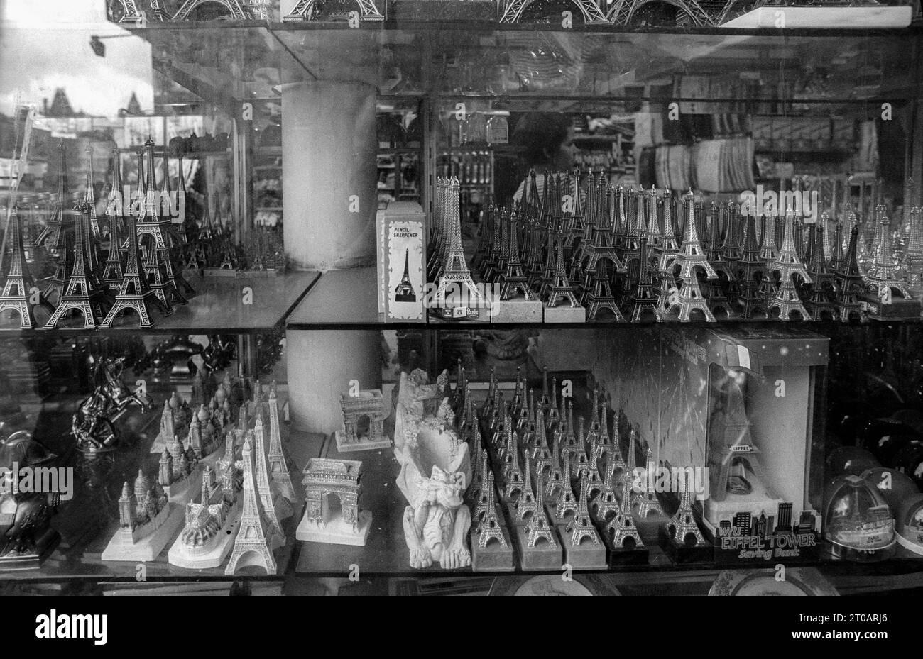 Fotografia in bianco e nero degli anni '1990 dei modelli della Torre Eiffel in vendita in una vetrina di un negozio di souvenir di Parigi. Foto Stock