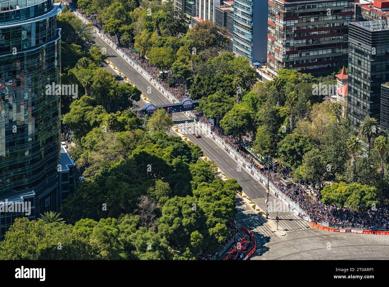 Riprese aeree di Checo Pérez alla guida della sua vettura RedBull F1 nella mostra in una giornata di sole a Paseo de la Reforma, CDMX nel mese di novembre-03-2021. Foto Stock