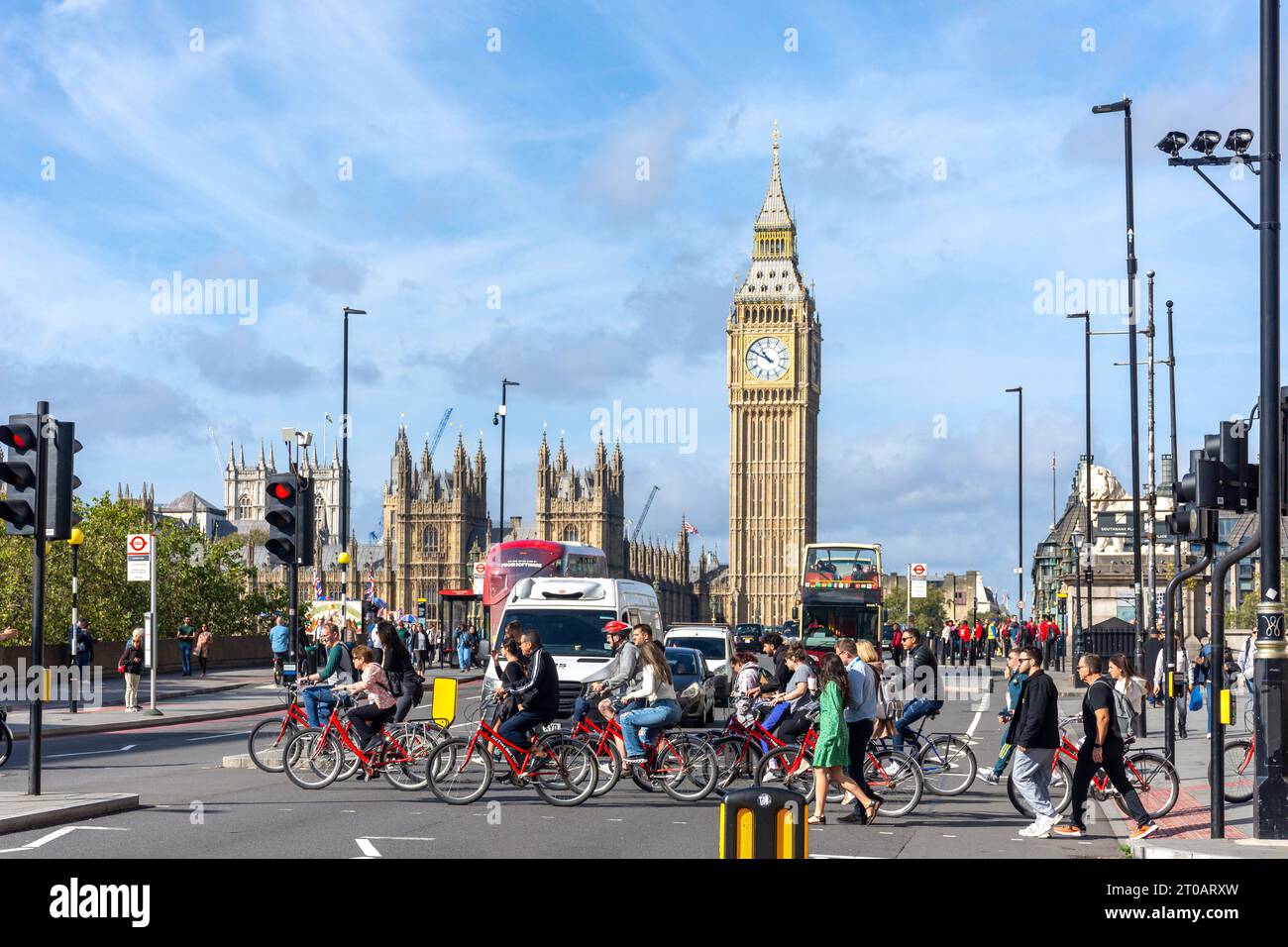 Gruppo ciclistico che attraversa Westminster Bridge Road, South Bank, London Borough of Lambeth, Greater London, England, Regno Unito Foto Stock
