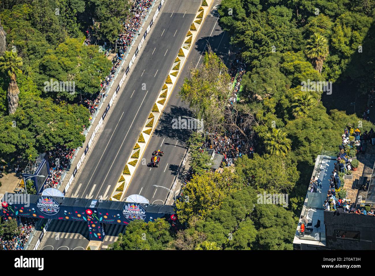 Riprese aeree di Checo Pérez alla guida della sua vettura RedBull F1 nella mostra in una giornata di sole a Paseo de la Reforma, CDMX nel mese di novembre-03-2021. Foto Stock