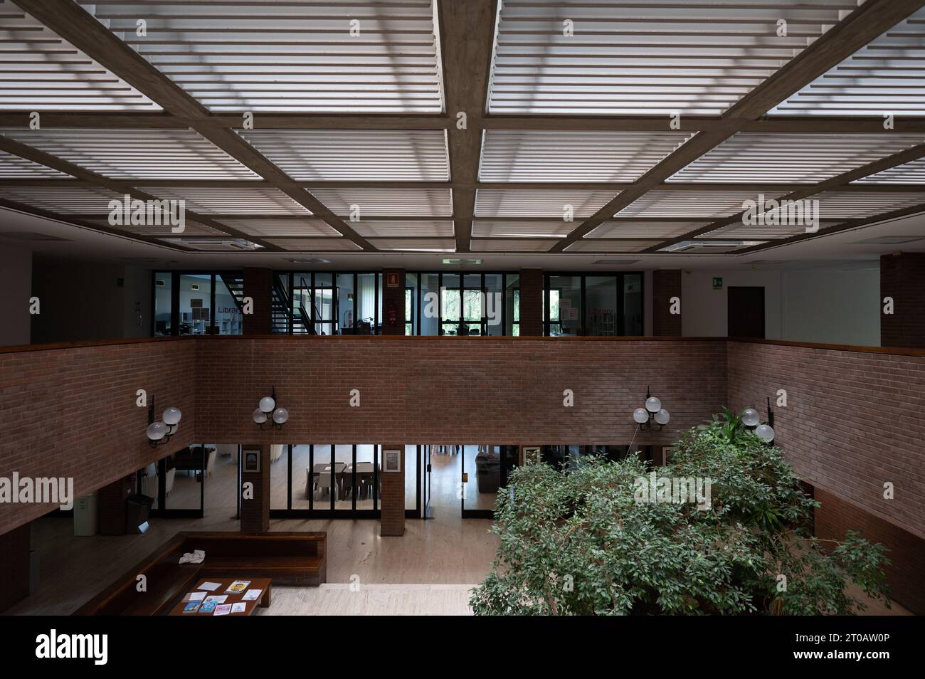 L'interno del Collegio di Milano, progettato dal famoso architetto italiano Marco Zanuso Foto Stock