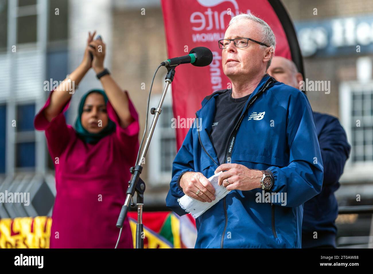 Londra, Regno Unito. 4 ottobre 2023. Il personale di Barts and Synergy (una società di outsourcing che fornisce servizi di lino) e molti altri lavoratori del settore hanno partecipato all'azione industriale e hanno colpito una disputa più ampia sui livelli salariali e di personale sicuro. A loro si sono Uniti i membri dell'East London Foundation Trust che stanno anche prendendo parte a uno sciopero di un giorno sui livelli salariali e di personale sicuro. Hanno poi preso parte a una marcia verso Altab Ali Park per una manifestazione dove vari portavoce sindacali e l'ex leader laburista Abdullah Bailey/Alamy Live News Foto Stock