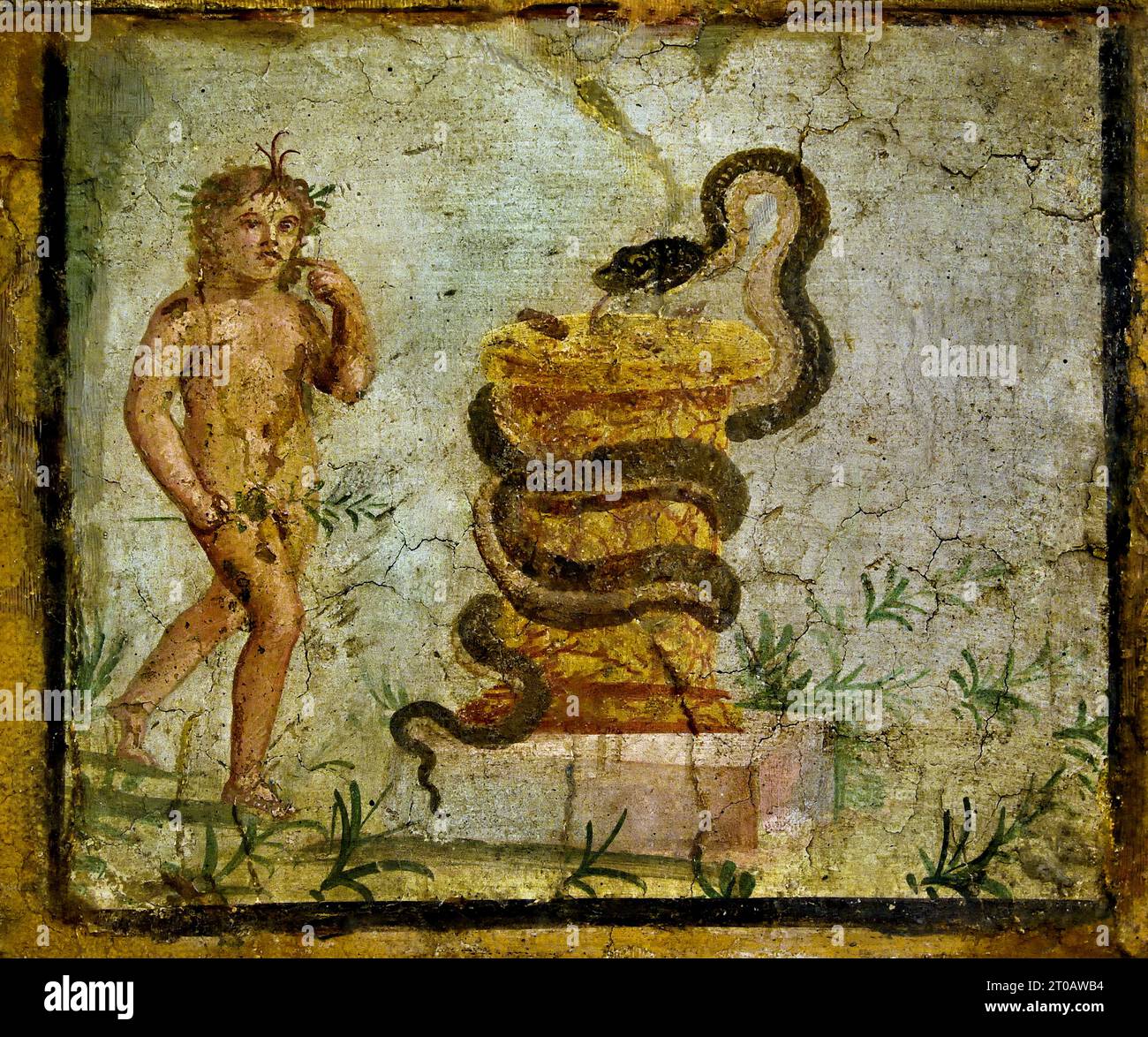 Harpocrate in piedi vicino a un altare, circondato da un serpente. Ercolano. La città romana di fresco Pompei si trova vicino a Napoli, nella regione Campania. Pompei fu sepolta sotto 4-6 m di cenere vulcanica e pomice nell'eruzione del Vesuvio nel 79 d.C. Italia Foto Stock