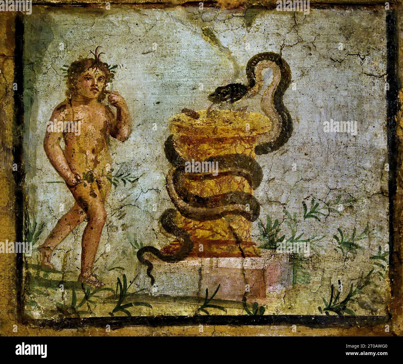 Harpocrate in piedi vicino a un altare, circondato da un serpente. Ercolano. La città romana di fresco Pompei si trova vicino a Napoli, nella regione Campania. Pompei fu sepolta sotto 4-6 m di cenere vulcanica e pomice nell'eruzione del Vesuvio nel 79 d.C. Italia Foto Stock