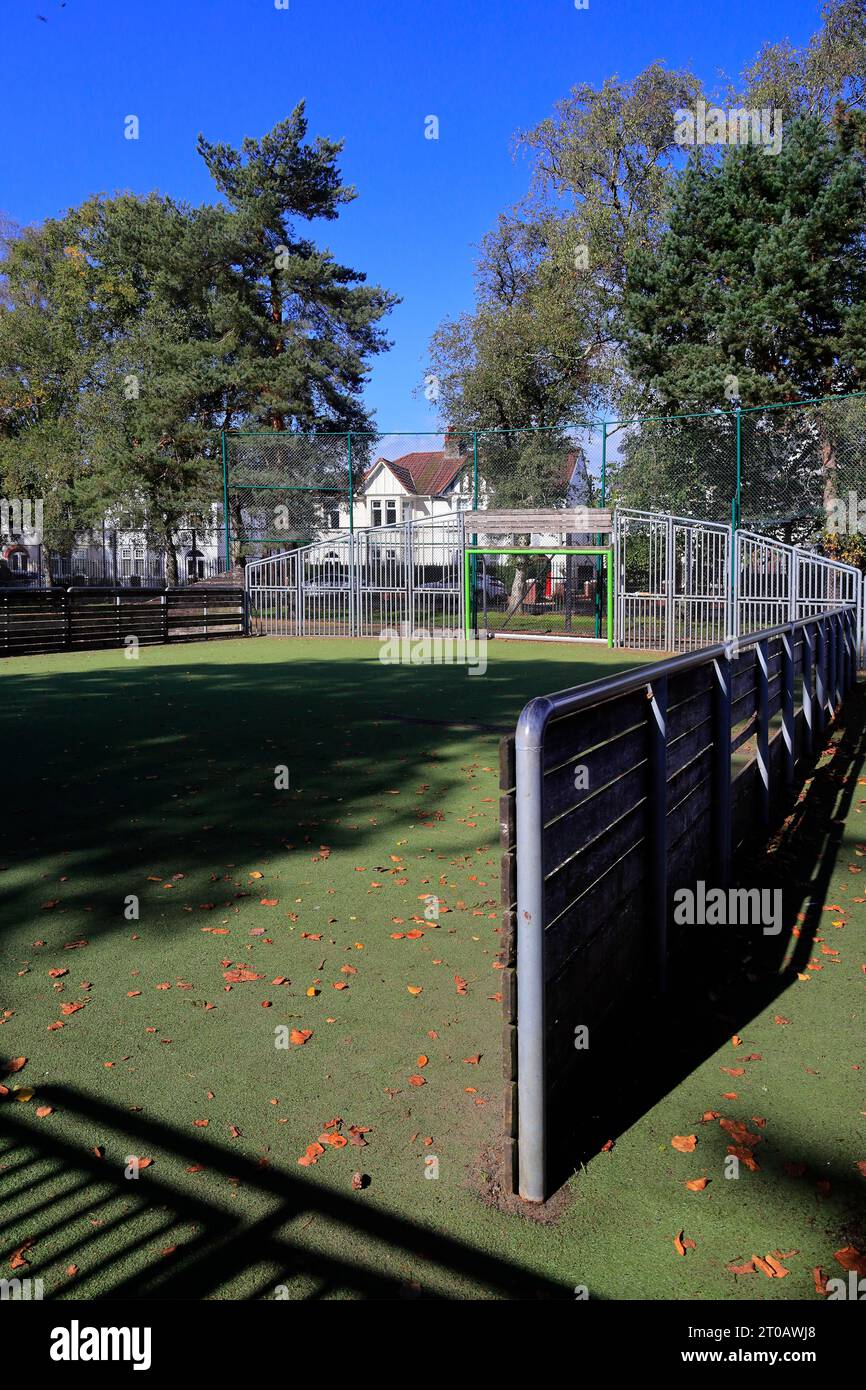 Campo da calcio a cinque a lato, Victoria Park, Cardiff. Presa nell'ottobre 2023. Foto Stock