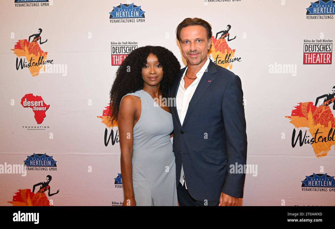 Monaco, Germania. 5 ottobre 2023. L'influencer Lilian Litehiser e Tommy Litehiser si trovano sul Red carpet alla prima tedesca del musical "Desert Flower" al Deutsches Theater. L'omonimo musical è basato su un romanzo di Waris Dirie. Credito: Felix Hörhager/dpa/Alamy Live News Foto Stock