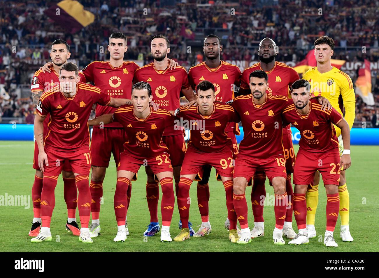 Roma, Italia. 5 ottobre 2023. MENTRE i giocatori della Roma posano per una foto di squadra indossando la maglia con il nuovo sponsor saudita Riyadh Season durante la partita di calcio Europa League Group G tra AS Roma e Servette FC allo stadio Olimpico di Roma (Italia), 5 ottobre 2023. Crediti: Insidefoto di andrea staccioli/Alamy Live News Foto Stock