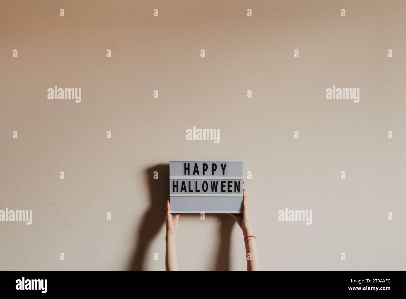mani che reggono un cartello di felice halloween Foto Stock