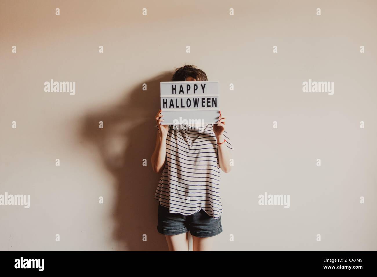 persona con un cartello di happy halloween Foto Stock
